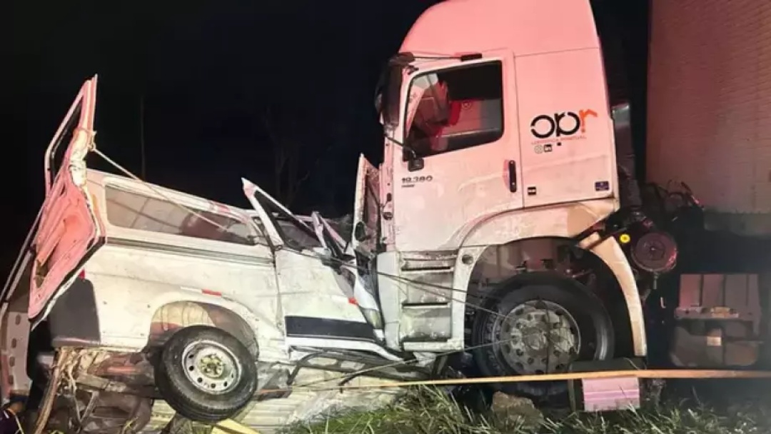 Colisão de Van e Carreta deixa ao menos nove mortos na BR-251