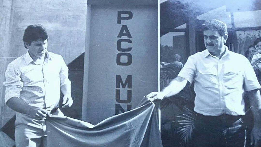 Prefeito manda remover totem inaugural do Pa&ccedil;o Municipal instalado em 1982