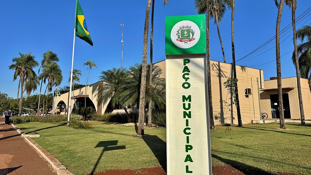 Prefeito elimina iniciais de Daltro Fiuza de totem e instala nova identifica&ccedil;&atilde;o do Pa&ccedil;o Municipal