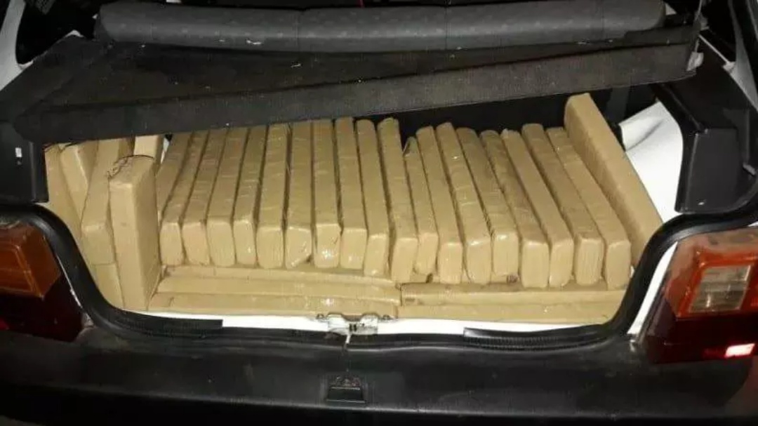 Traficante abandona carro com R$ 2 milhões em maconha após perseguição policial