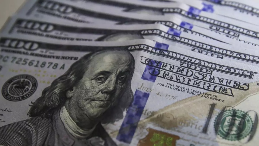 D&oacute;lar sobe e vai a R$ 5,67 com volta de temores fiscais dom&eacute;sticos