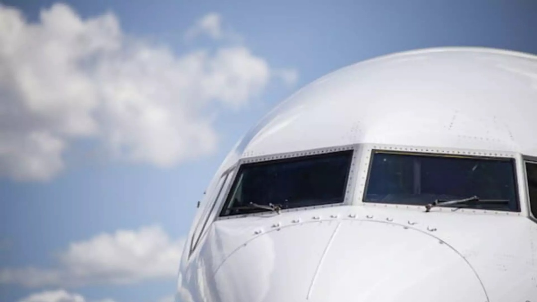 Avião voa por 10 minutos sem comando após copiloto passar mal e comandante ficar trancado