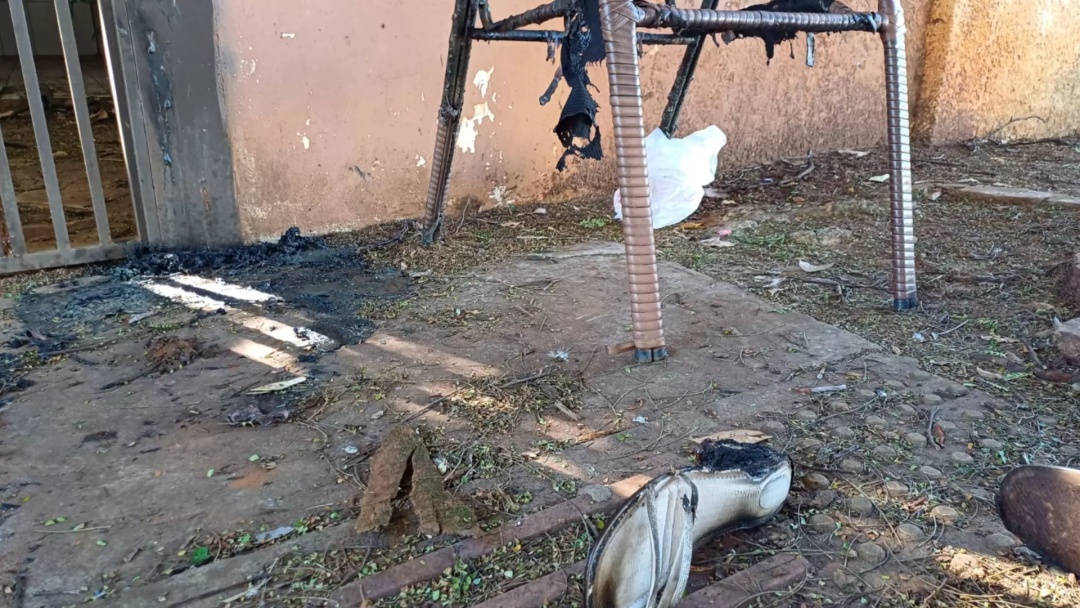 Mulher morre carbonizada sentada em cadeira em frente a casa no Nova Campo Grande