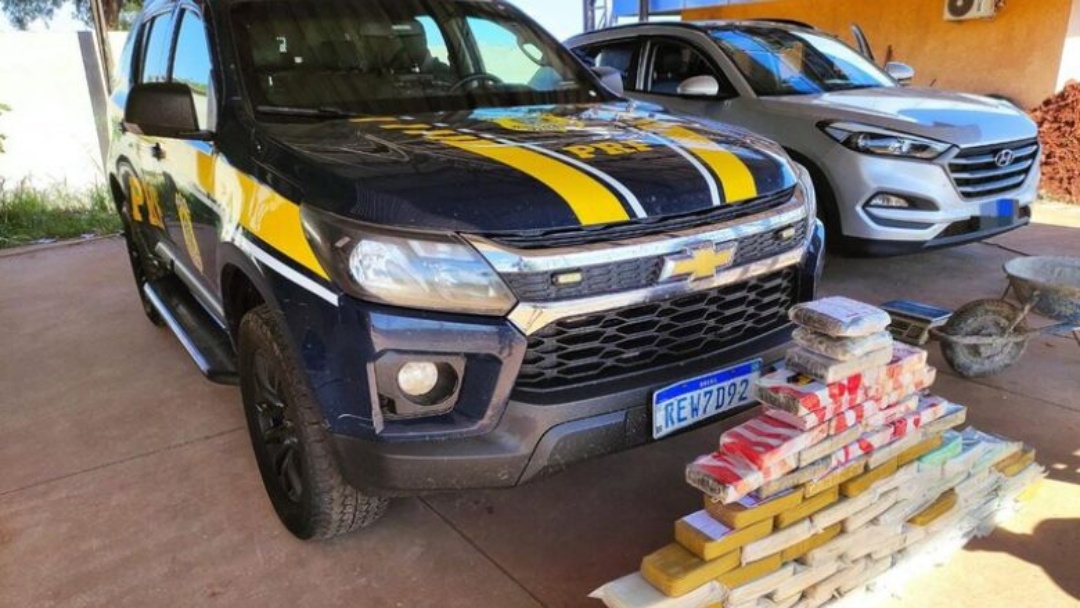 Mulher que viajava com criança é presa com 80 kg de cocaína e haxixe em carro