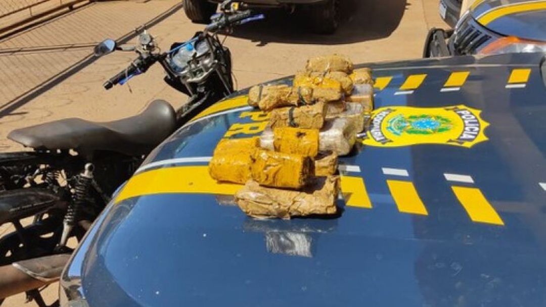 PRF apreende 8 kg de cocaína em compartimento oculto de moto