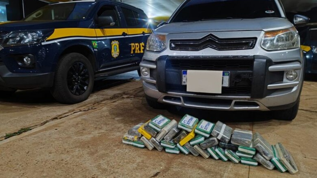 Nervosismo entrega mulher com 37 kg de cocaína escondidos no painel do carro