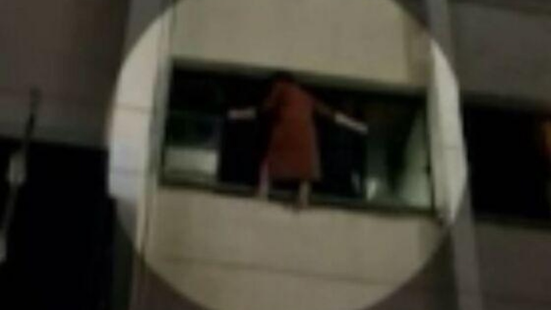 Mulher se pendura na janela do apartamento para fugir de assaltante