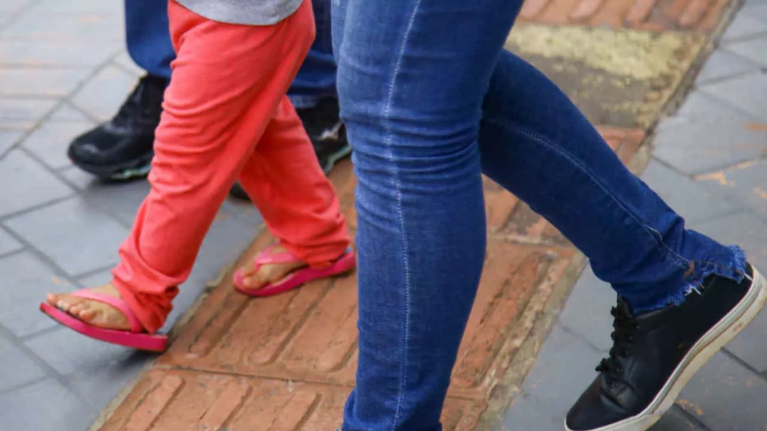 Criança de 3 anos é encontrada com cicatrizes e ferimentos no corpo e mãe acaba presa em MS