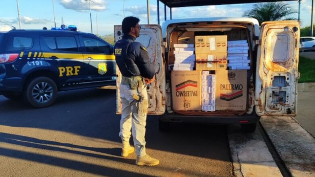 Perseguição na BR-163 termina com apreensão de 25 mil maços de cigarros
