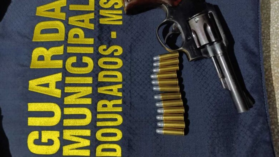 Com revólver na mão, homem invade casa atrás de jovem escondido embaixo da cama