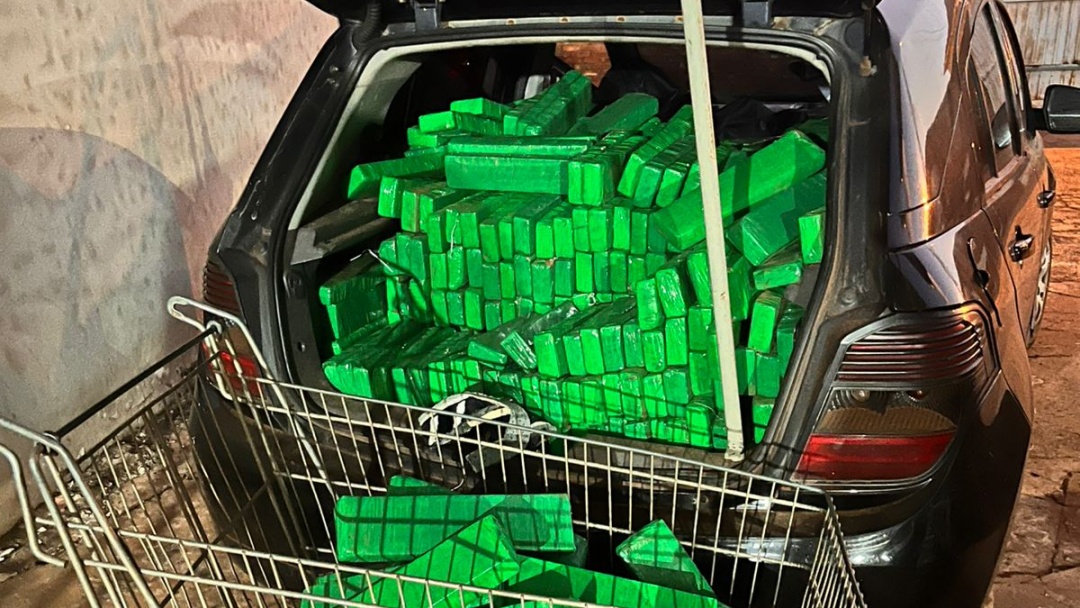 PM captura traficante que abandonou carro carregado de uma tonelada de maconha