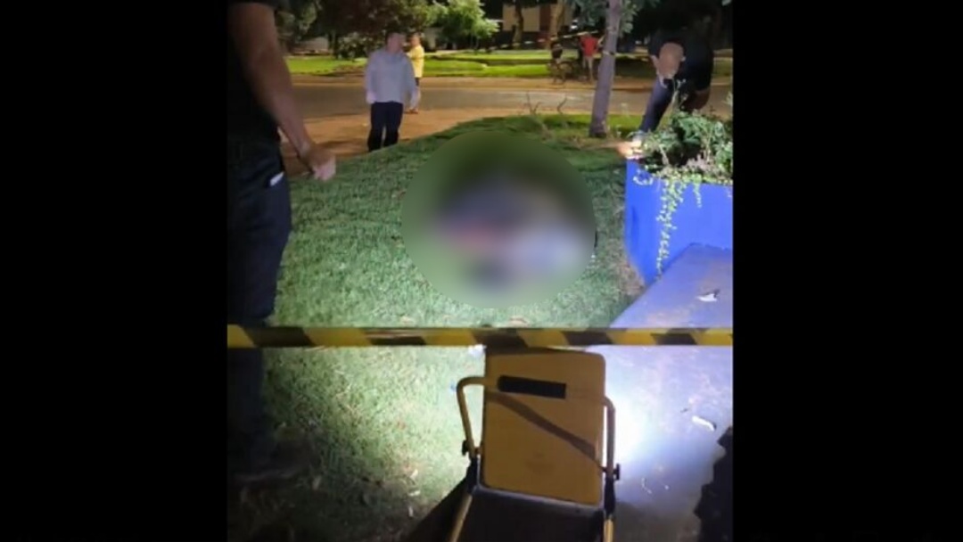 Mulher mata homem com facada no peito em pra&ccedil;a de Dourados 