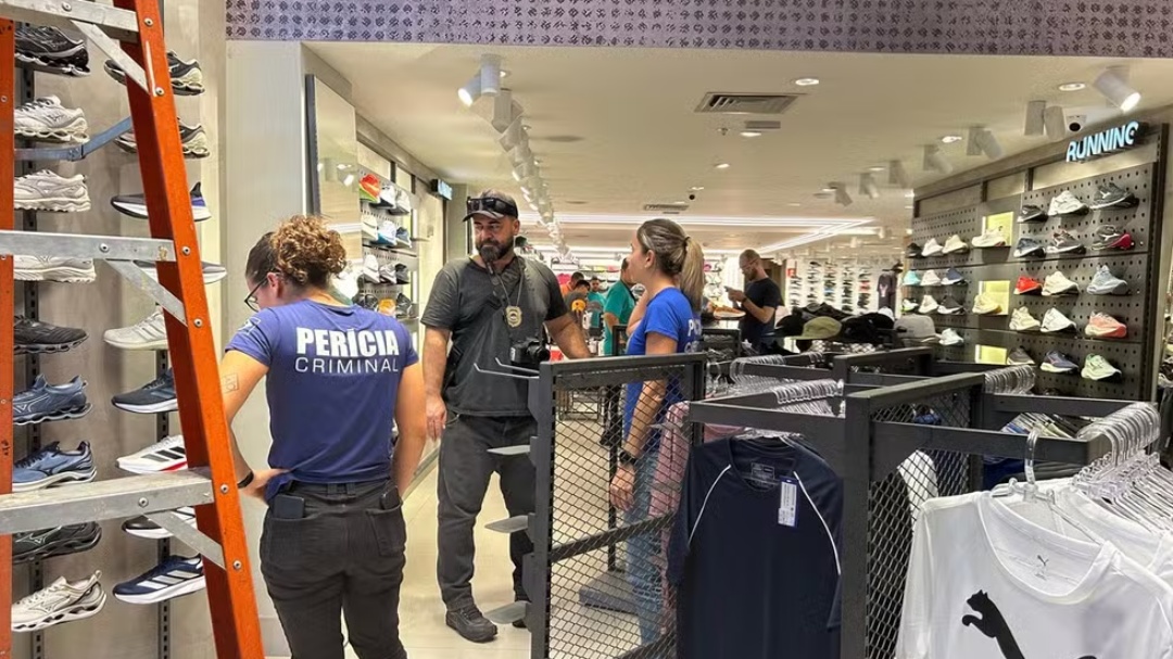 Tiro acidental em shopping deixa dois feridos 