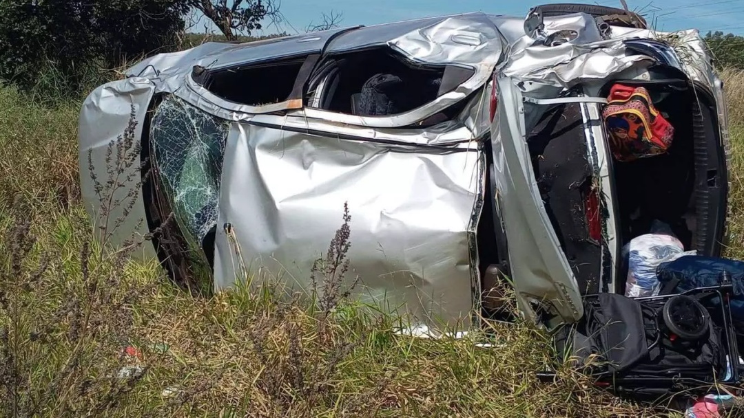 Crian&ccedil;as s&atilde;o arremessadas de ve&iacute;culo durante capotamento na BR-262