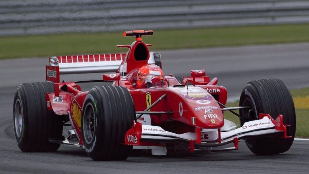 Mesmo com Hamilton, Leclerc assume protagonismo na Ferrari   