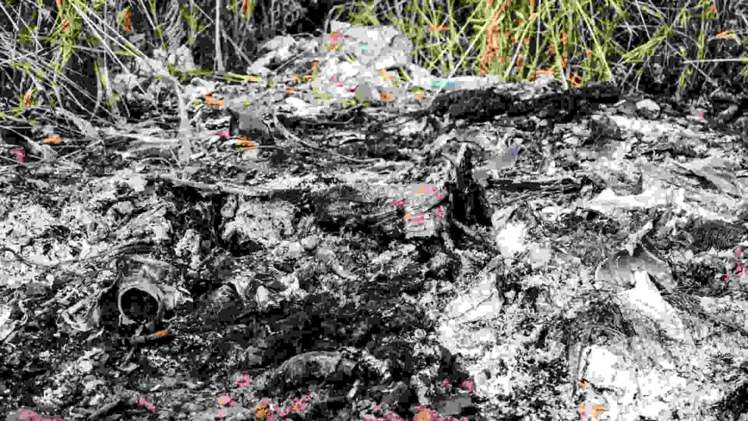 Mulher e beb&ecirc; s&atilde;o encontrados carbonizados em matagal do Indubrasil