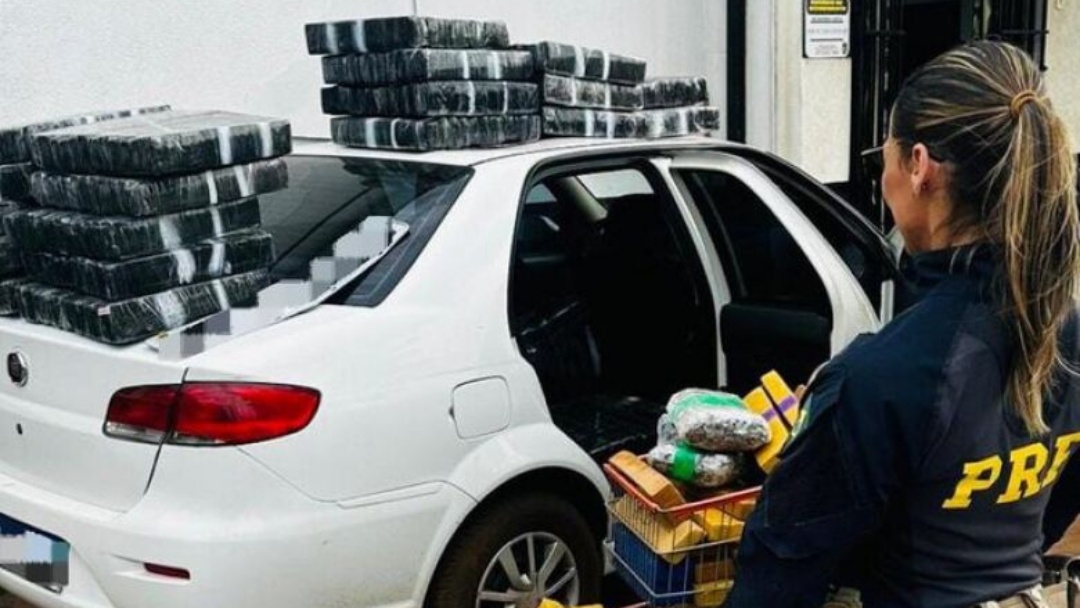 Motorista foge a p&eacute; e abandona carro com quase 1t de drogas