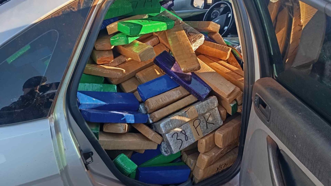 Traficante &eacute; preso ap&oacute;s abandonar carro com mais de 1 tonelada de maconha na BR-060