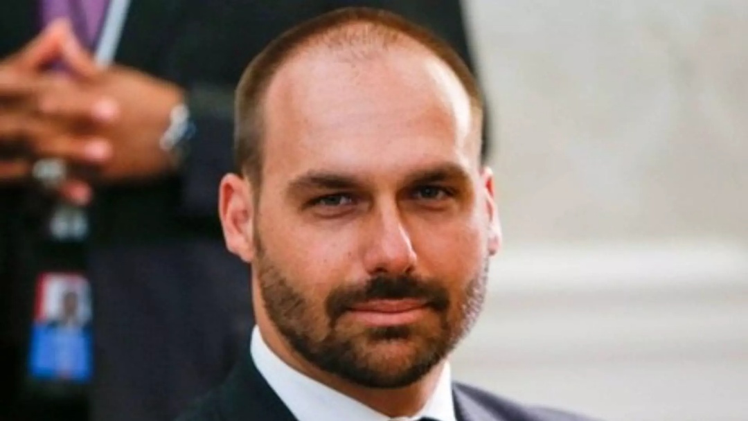 Eduardo Bolsonaro ataca Moraes e diz que pode disputar Presidência se for indicado pelo pai