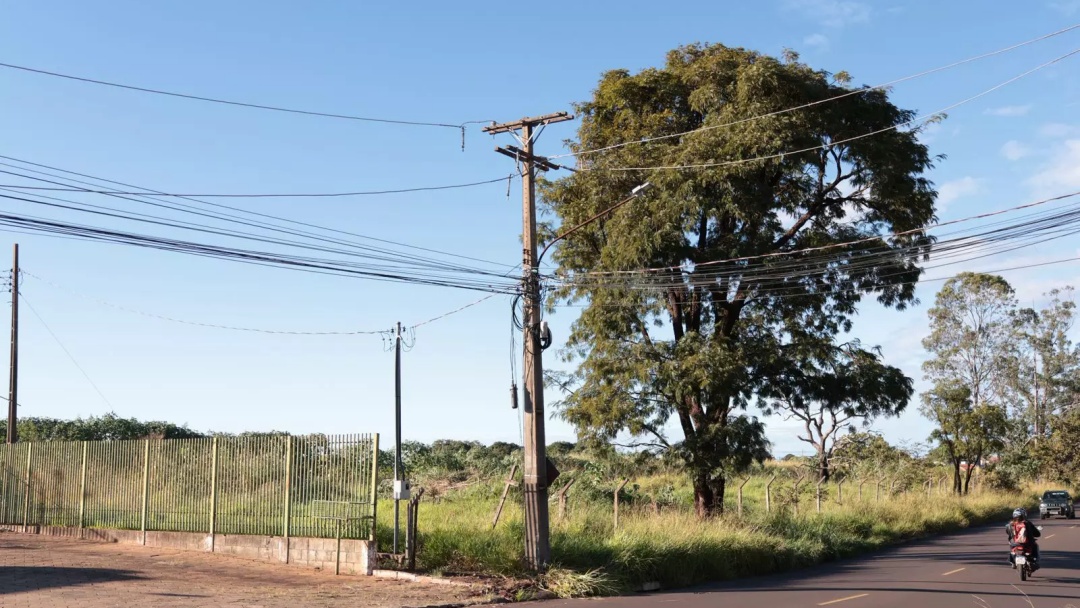 Motorista embriagado atinge poste e deixa delegacia sem energia no Tiradentes