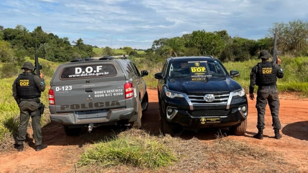 Criminosos fazem família refém, roubam caminhonete e um morre em confronto com o DOF