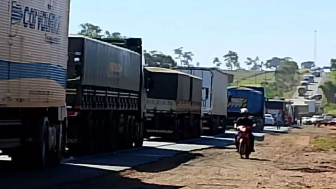 Professor morre em acidente na BR-158 ao bater contra caminhão em MS