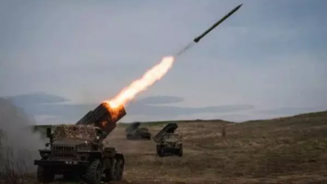 R&uacute;ssia lan&ccedil;a foguetes em cidade da Ucr&acirc;nia e mata 3; Kiev alega ataque em ponte da Crimeia