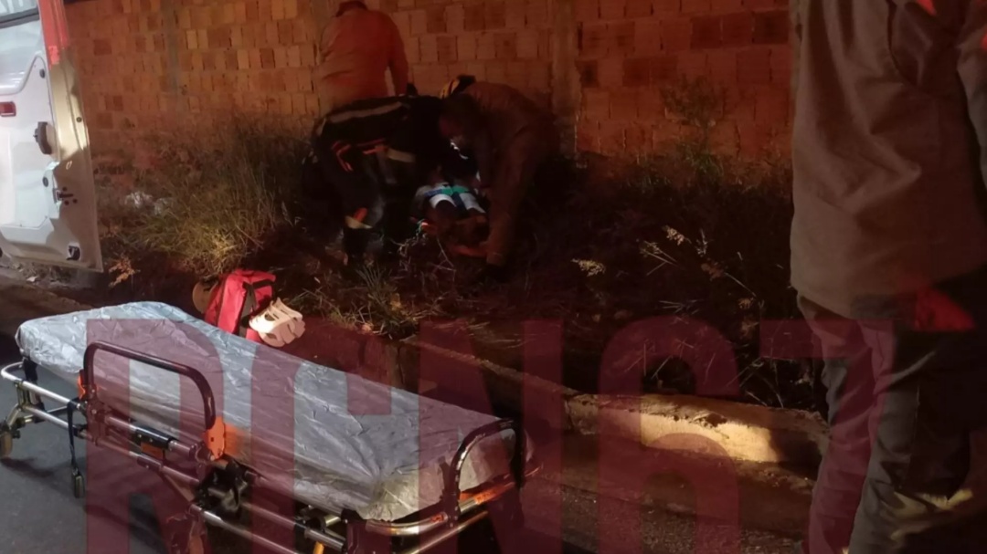 Mulher em bicicleta el&eacute;trica &eacute; atropelada por carro e arremessada contra muro em MS