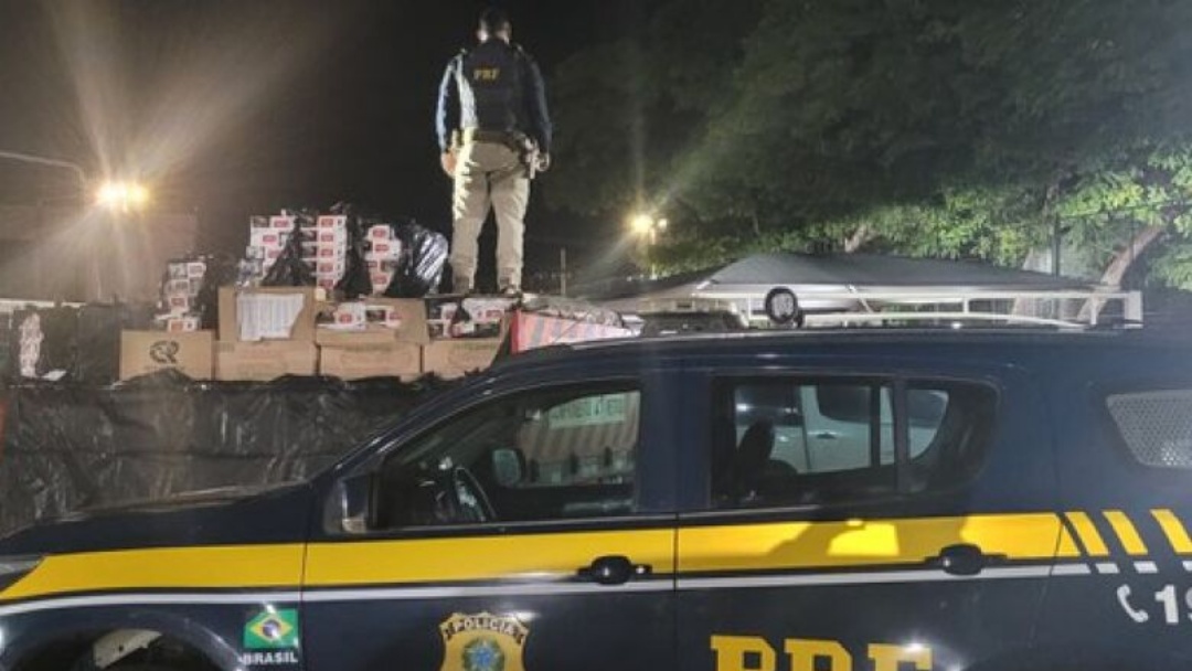 Polícia apreende mais de 100 mil maços de cigarros em caminhão