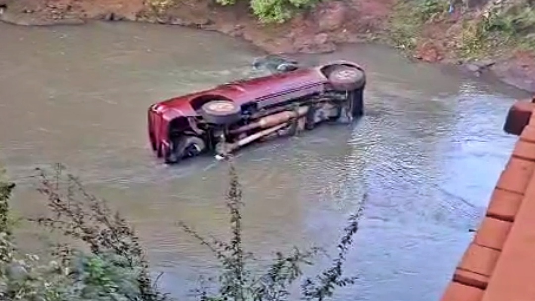 Caminhonete Dodge Ram cai no Rio Vacaria e motorista sai ileso  
