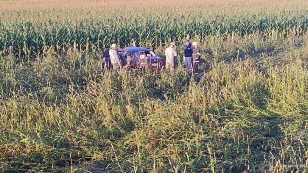 Mulher &eacute; arremessada e morre ap&oacute;s carro sair da pista