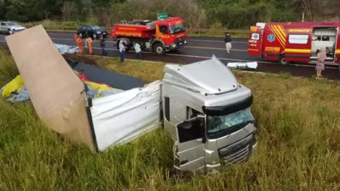 Carreta bate em caminhão e deixa motorista preso às ferragens