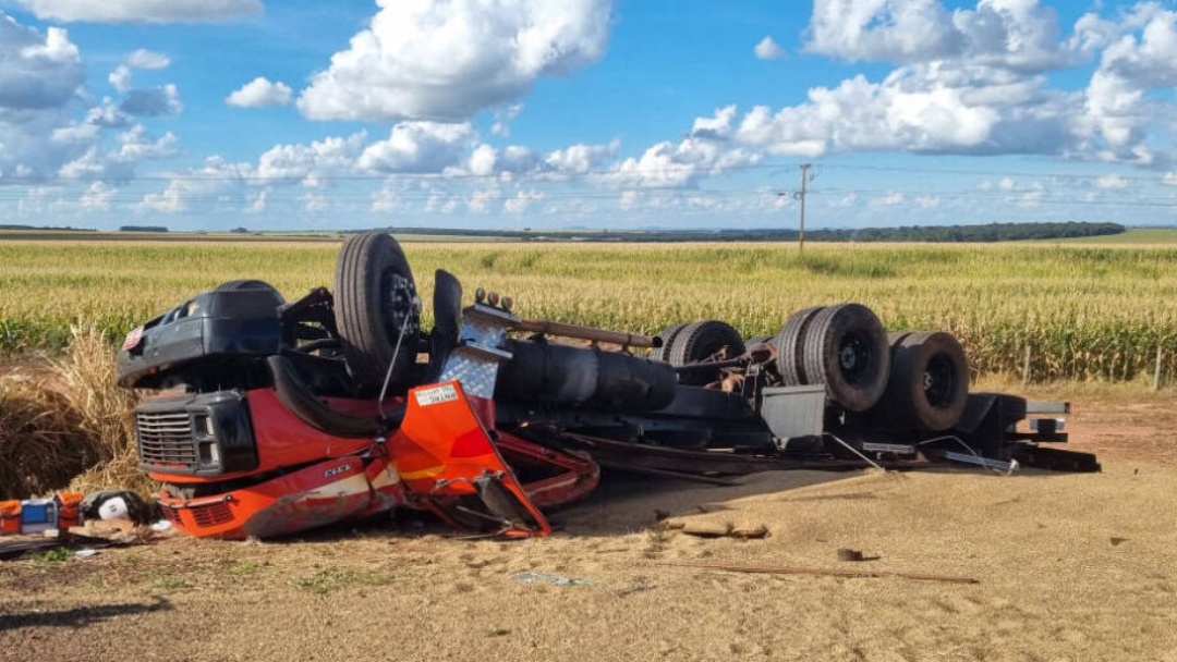 Motorista de caminhão morre em acidente na BR-163