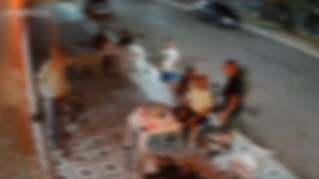 Funcion&aacute;rio &eacute; obrigado a se ajoelhar e casal com beb&ecirc; &eacute; amea&ccedil;ado por bandido armado 