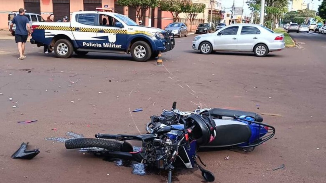 Motociclista 'roleta' avenida, colide em veículo e fica gravemente ferido