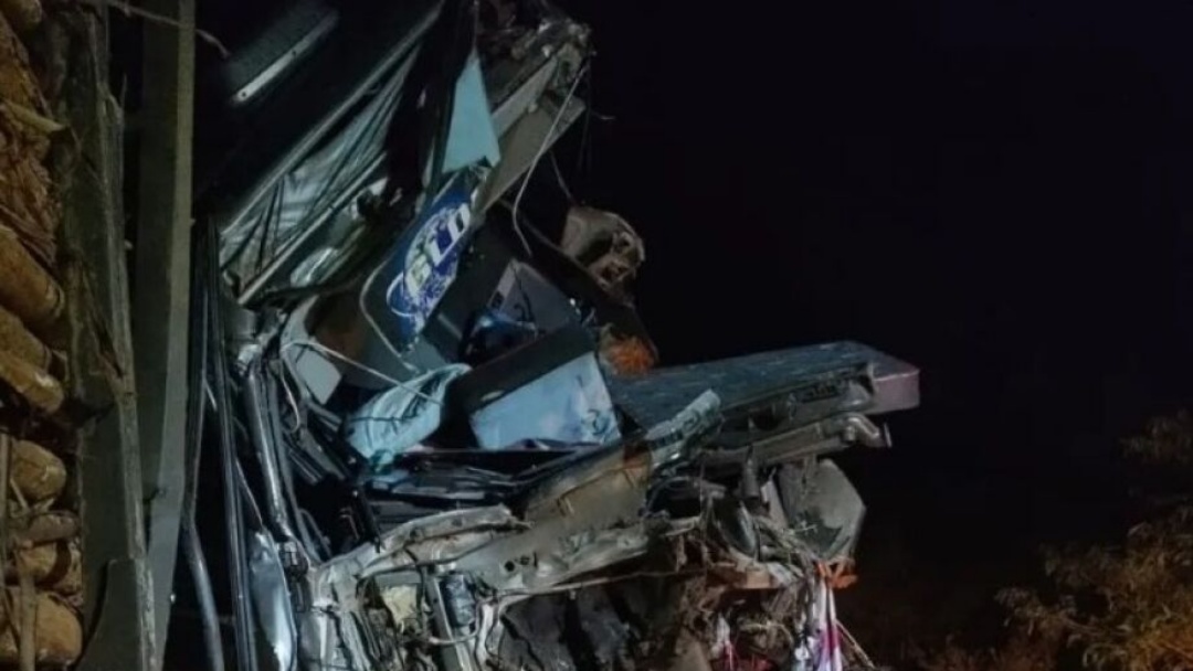 Mulher morre presa &agrave;s ferragens em acidente entre carretas   