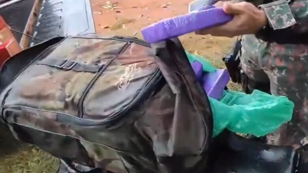 Motociclista &eacute; flagrado transportando maconha em mochila
