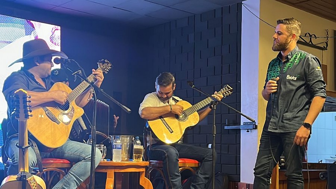Zé Neto, da dupla Zé Neto & Cristiano, faz aparição surpresa em Sidrolândia durante evento da Biotil Fertilizantes