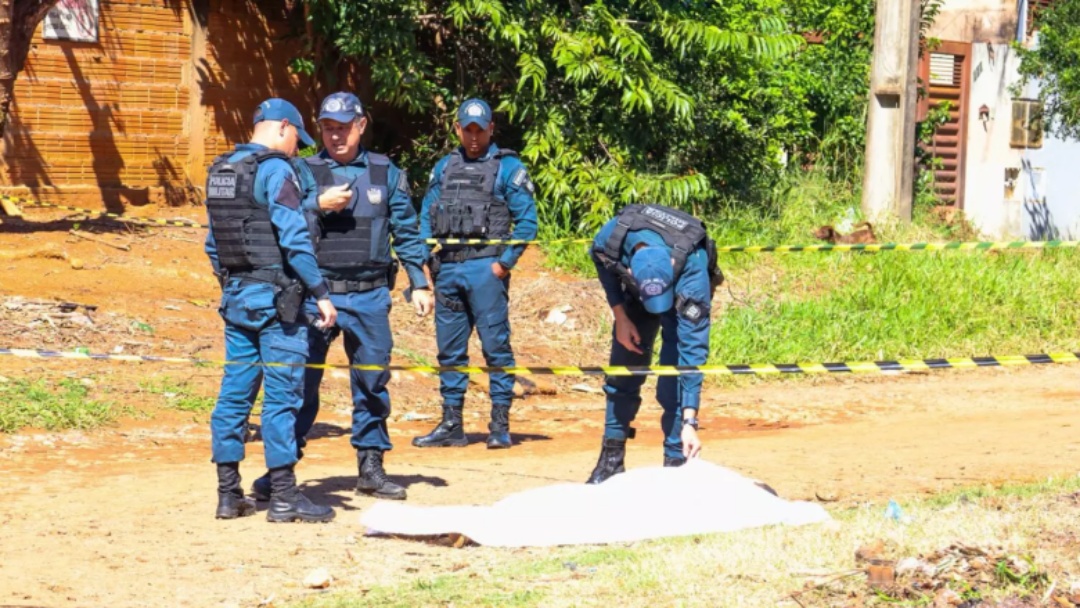 No meio da rua, homem é assassinado a tiros
