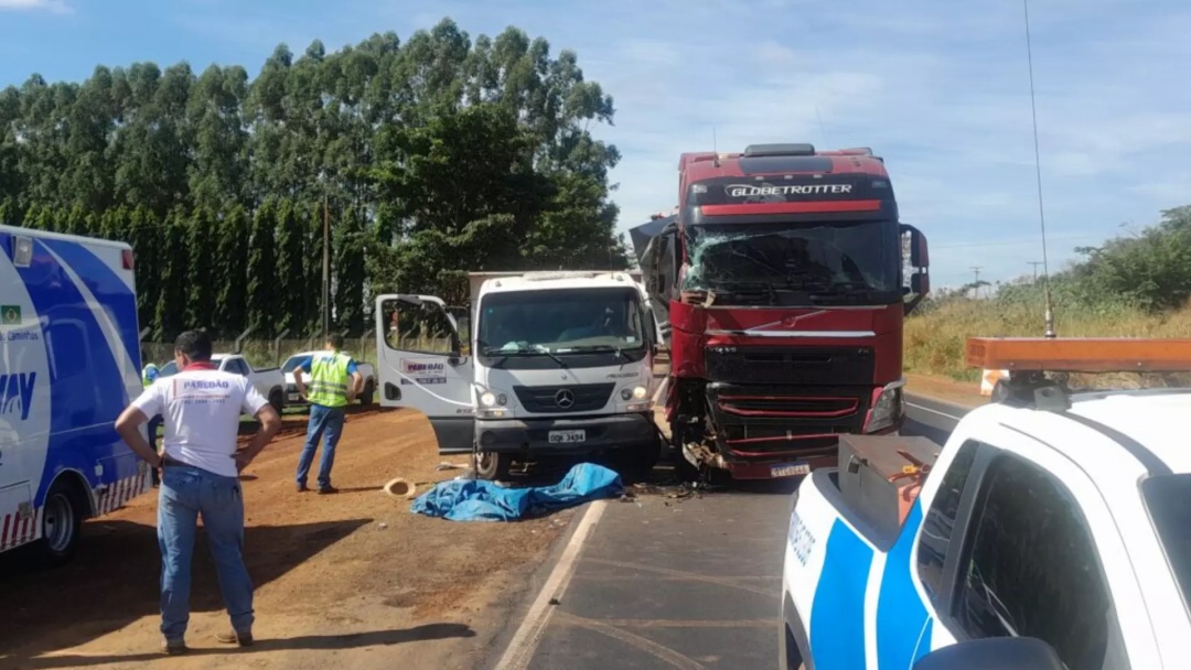 Acidente entre dois caminhões na MS-306 deixa um morto e uma pessoa ferida