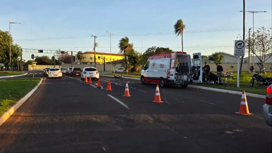 Colisão entre duas motos e um carro interdita a Avenida Duque de Caxias