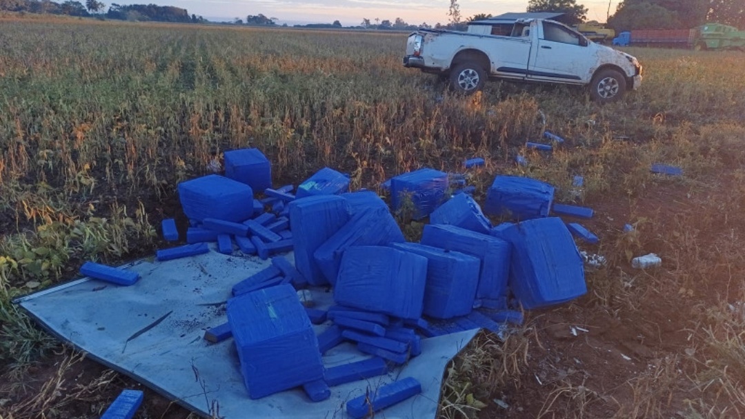 Traficantes abandonam droga e munições em veículos capotados na fronteira