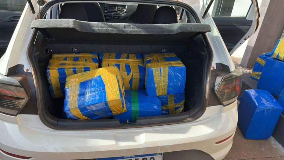 Motorista abandona carro com drogas e adolescente é preso