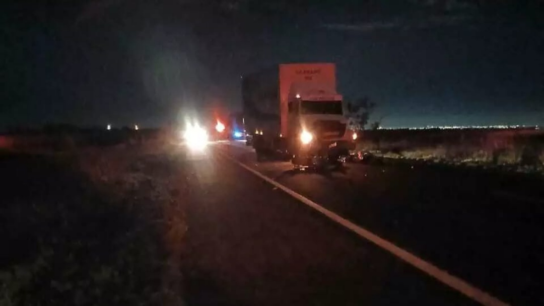 Rapaz de 27 anos morre em colisão na BR-060 de motocicleta com caminhão Baú