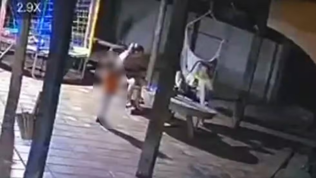 Criança de 2 anos pega arma do pai e mata a mãe com tiro acidental
