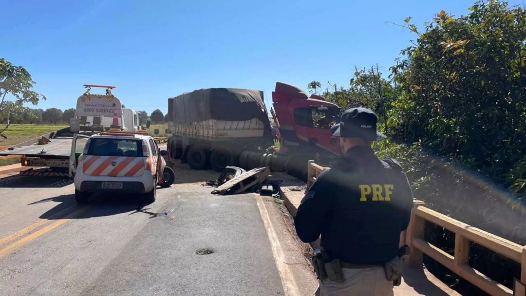 Acidente entre carreta, caminhão e carro deixa um estado grave na BR-163