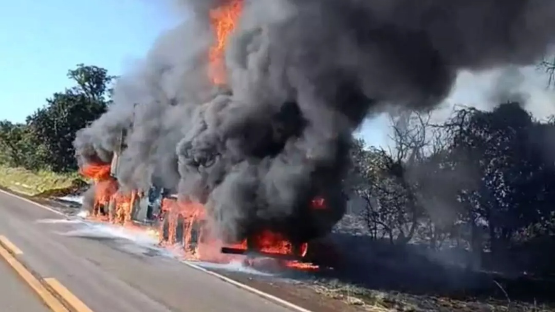 Carreta pega fogo na MS-134 após vazamento de combustível