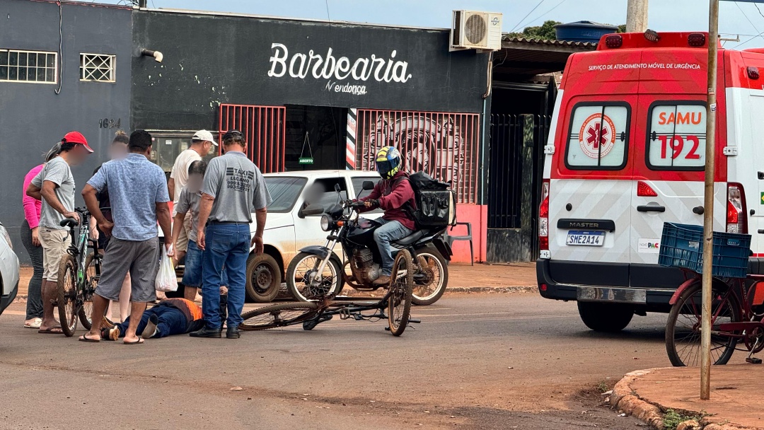 Ciclista fica ferido após ser atropelado por táxi na Rua Matogrosso