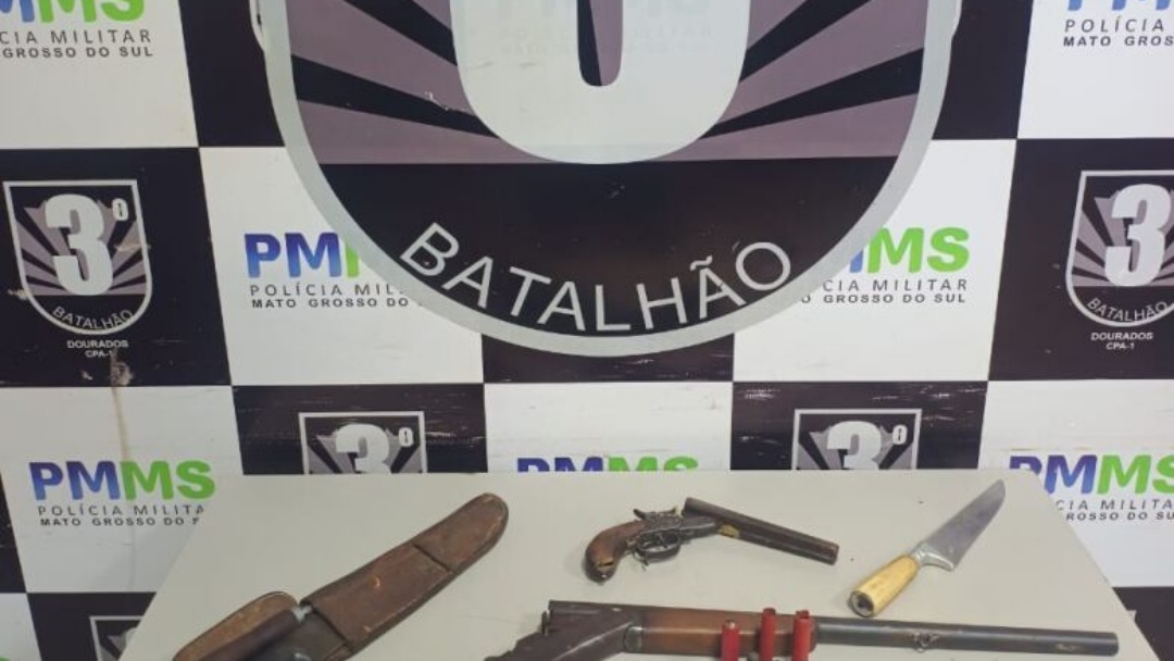 Após ameaçar vítima e resistir à prisão, homem é preso com armas em distrito de Dourados