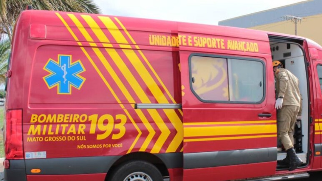 Idosa é atropelada por carro dando ré e socorrida com diversos ferimentos pelo corpo